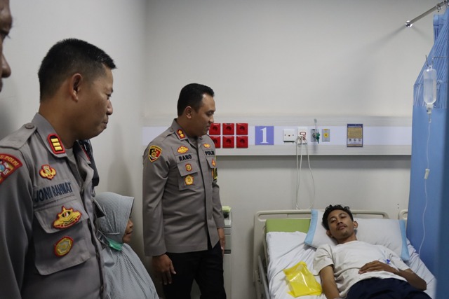 Bentuk Kepedulian, Kapolres Ciko AKBP Muhammad Rano Hadiyanto Jenguk Anggota PPK Harjamukti yang Sakit