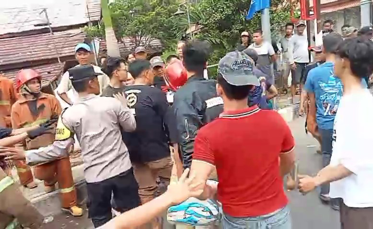 Sempat Terjadi Ketegangan antara Damkar dan Warga saat Rumah Terbakar di Kota Cirebon