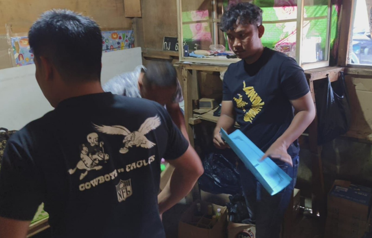 Polisi Gerebek Warung di Harjamukti Kota Cirebon, Puluhan Botol Miras Diamankan