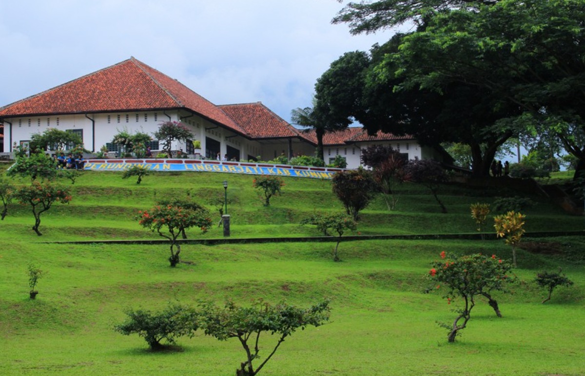 Rasakan Pengalaman Berbeda Liburan di Kuningan: 4 Tempat Wisata Sejarah Ini Paling Populer