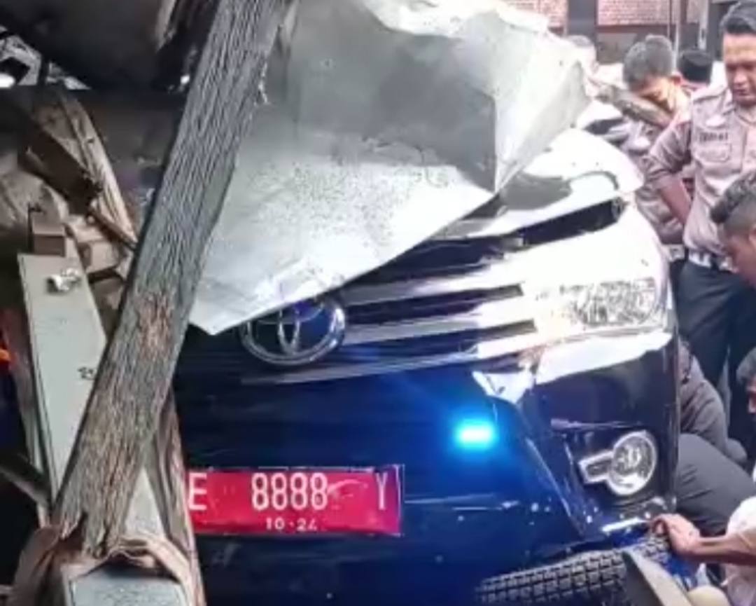 KRONOLOGI Kecelakaan Bupati Kuningan di Sindangagung, Mobil Tiba-tiba Oleng