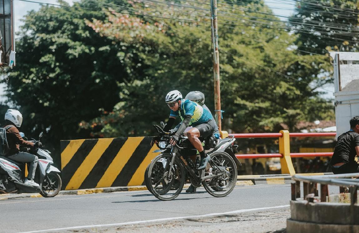 Pakai Jersey Persebaya, Azrul Ananda Berhasil Tuntaskan Ultra Cycling Bentang Jawa 1.500 Km