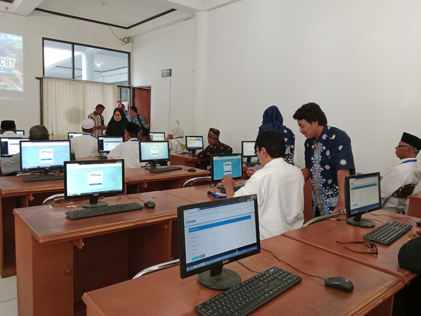 Ratusan Calon Kuwu di Indramayu Jalani Tes Tertulis Berbasis Komputer