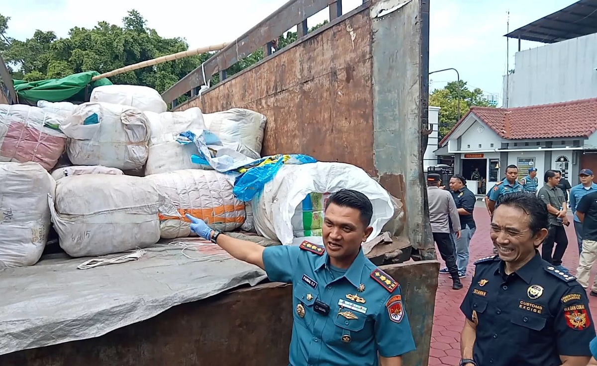 Lanal Cirebon Gagalkan Penyelundupan Ribuan Pakaian Impor Ilegal dari Malaysia