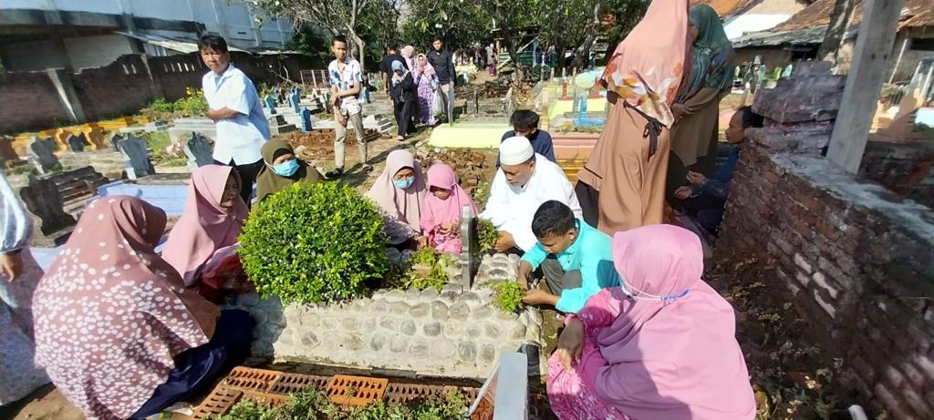 Setelah Idul Fitri, Makam Penuh Warga Kota Cirebon Ziarah