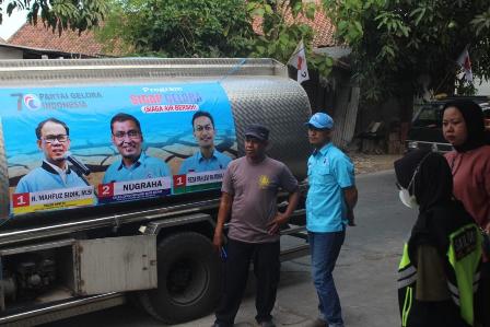 Partai Gelora Hadirkan Sumber Kehidupan Melalui Pembagian Air Bersih 