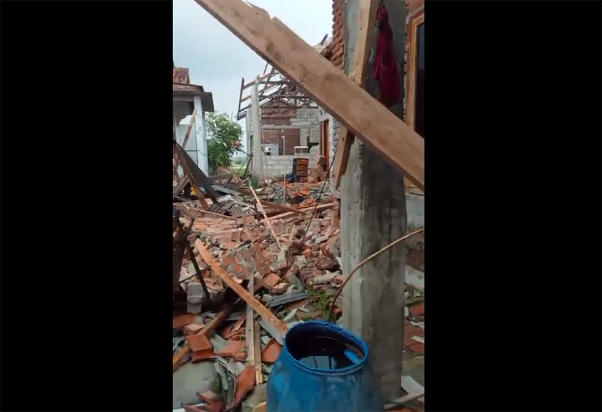 BREAKING NEWS: Angin Puting Beliung di Indramayu, Rumah Warga Hancur