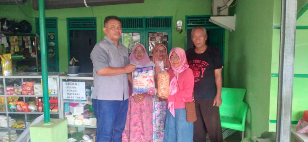 Pra Koperasi Mawar RW 06 Kesambi Bagikan Bingkisan Lebaran