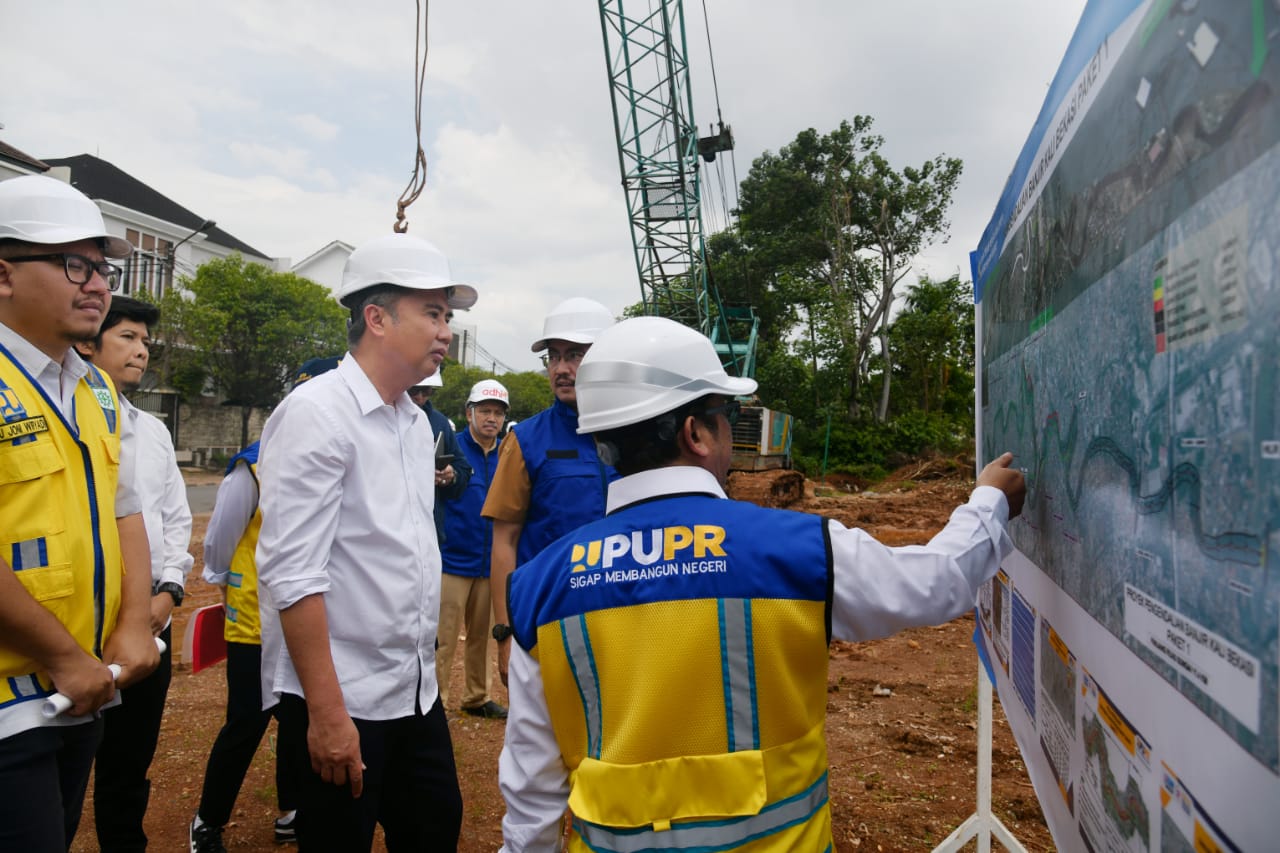 Cegah Banjir, Bey Machmudin: Peninggian Tanggul Kali Bekasi Rampung Juni 2024