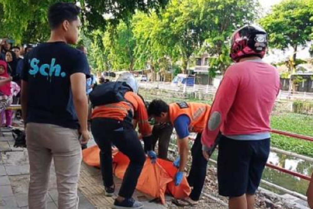 GEGER Mayat Pria Paruh Baya di Tepi Sungai Cimanuk