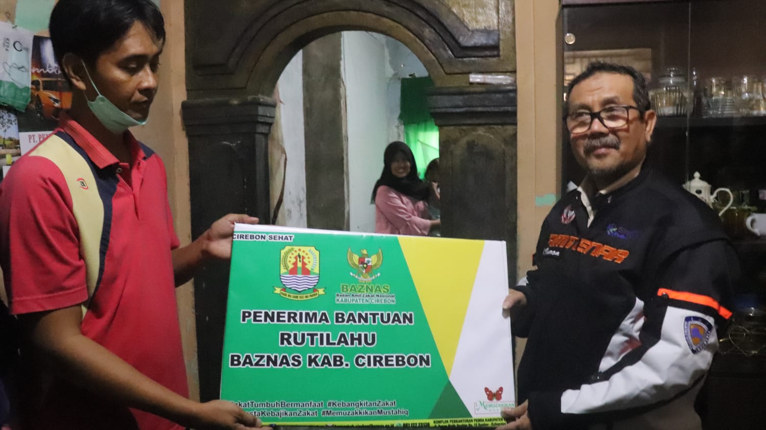 Gelar Mubeng, Bupati Cirebon Beri Bantuan Rutilahu dan Lakukan Operasi Pasar Murah