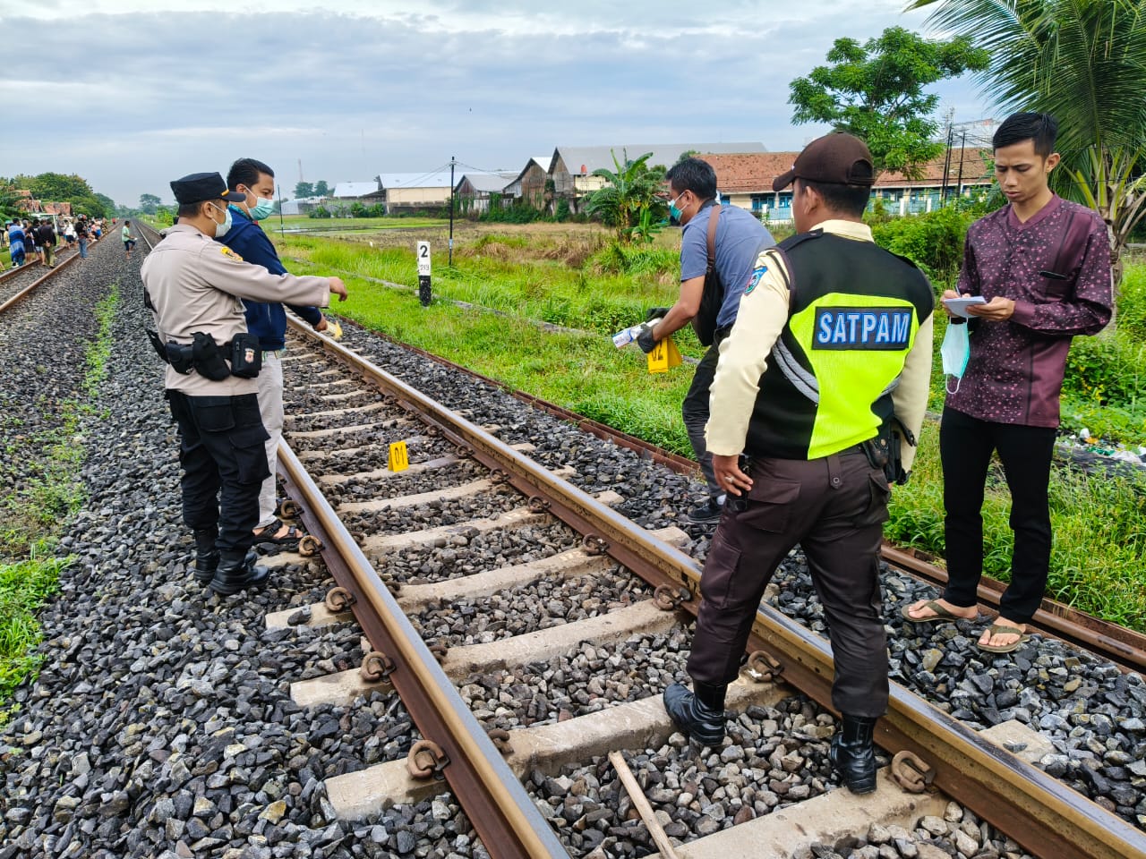 Hendak Nengok Cucu, Warga Pegambiran Cirebon Tewas Tertemper Kereta Api Menoreh