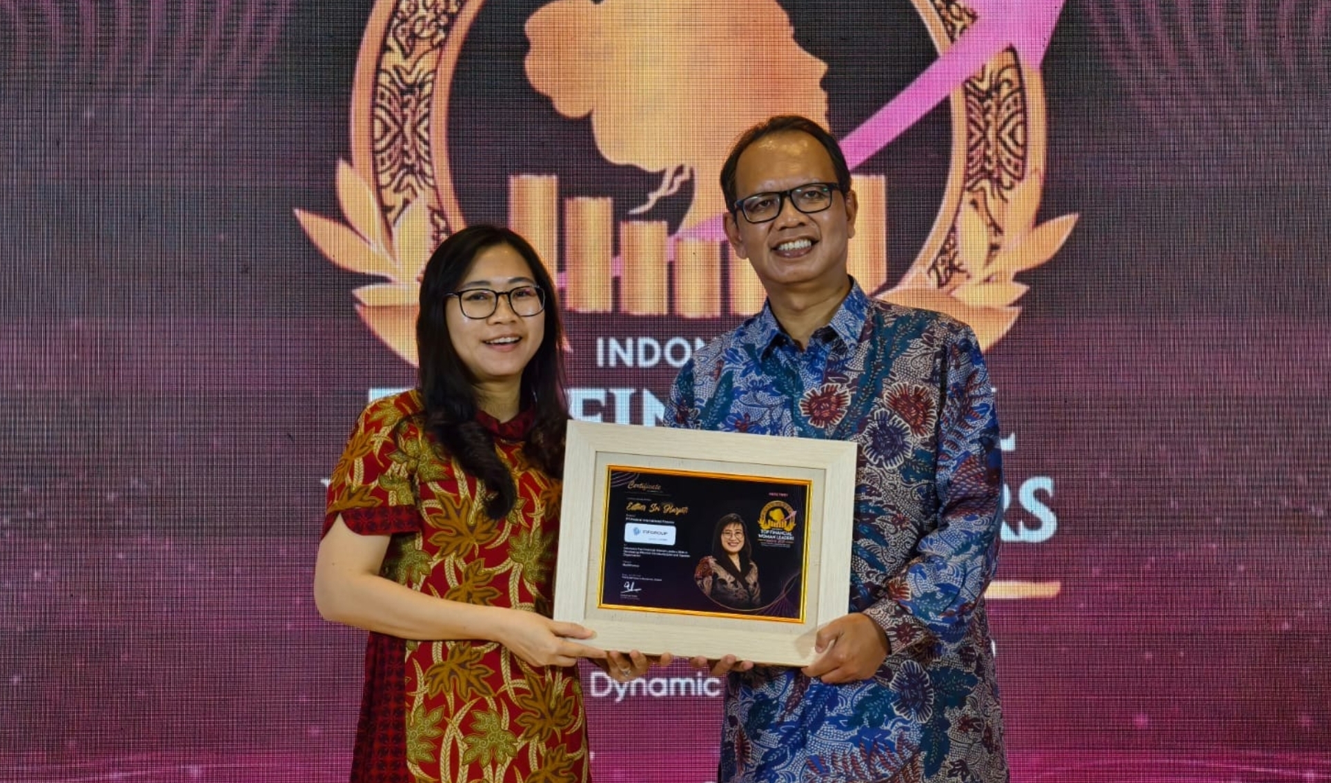 Direktur FIFGroup Raih Penghargaan Top Financial Women Leaders 2025