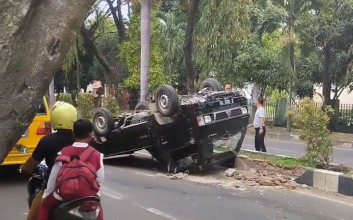 Tabrak Median Jalan, Pick Up Terbalik di Sumber