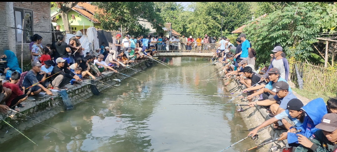 Unik, Relawan Rayakan Kemanangan Prabowo-Gibran Dengan Lomba Mancing Ikan Lele