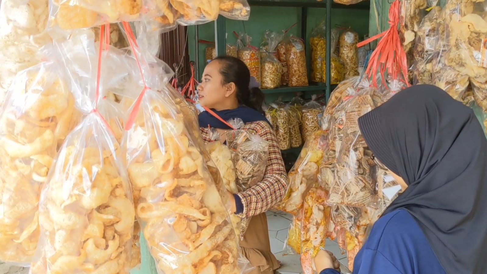 Oleh-oleh Kerupuk khas Cirebon Diserbu Pemudik, Penjualan Meningkat 10 Kali Lipat