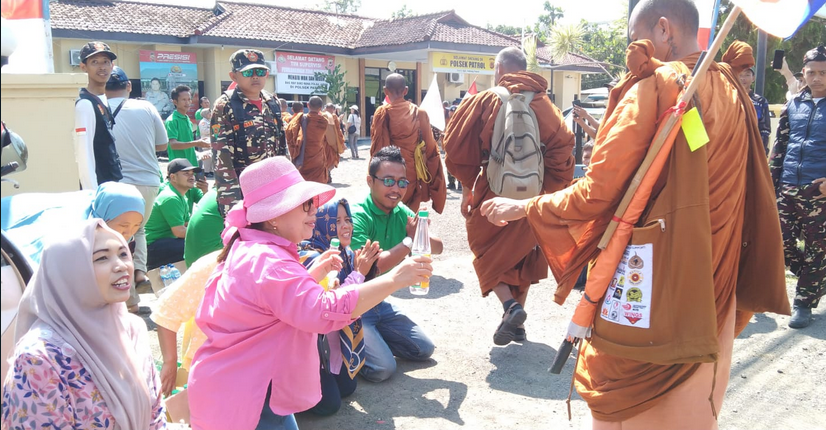 Sampai di Indramayu, 32 Bhiksu Jalan Kaki dari Tahiland ke Borobudur Disambut Warga Patrol