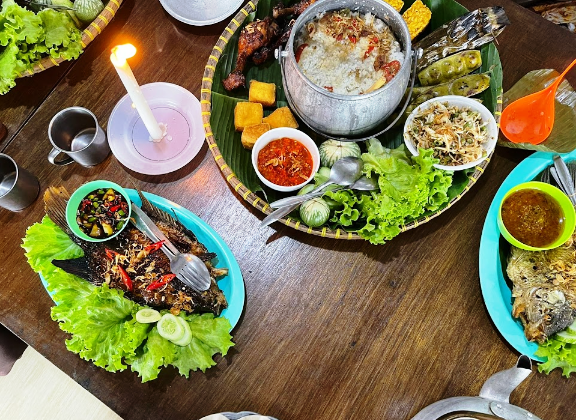 KULINER KUNINGAN, Rumah Makan Khas Sunda dengan Menu Nasi Liwet di Linggarjati