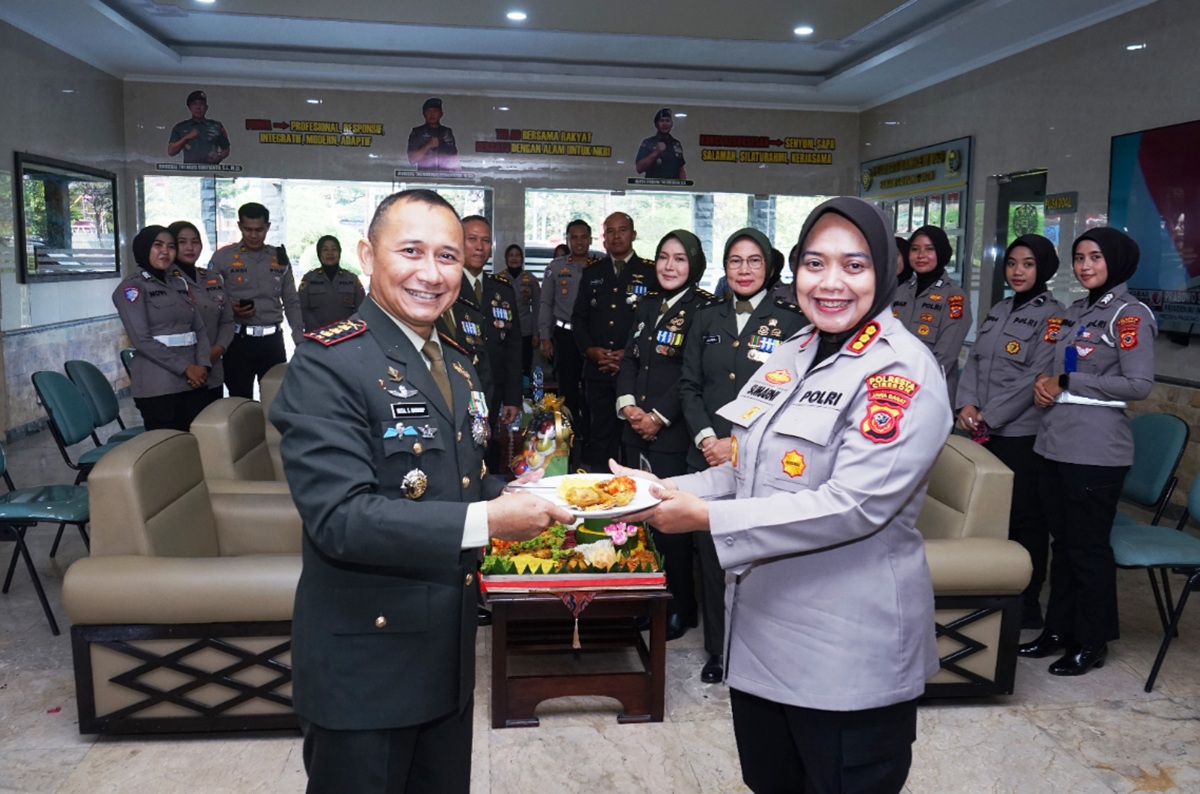 Kejutan Spesial Polresta Cirebon Warnai Peringatan HUT ke-80 TNI di Makorem 063/SGJ