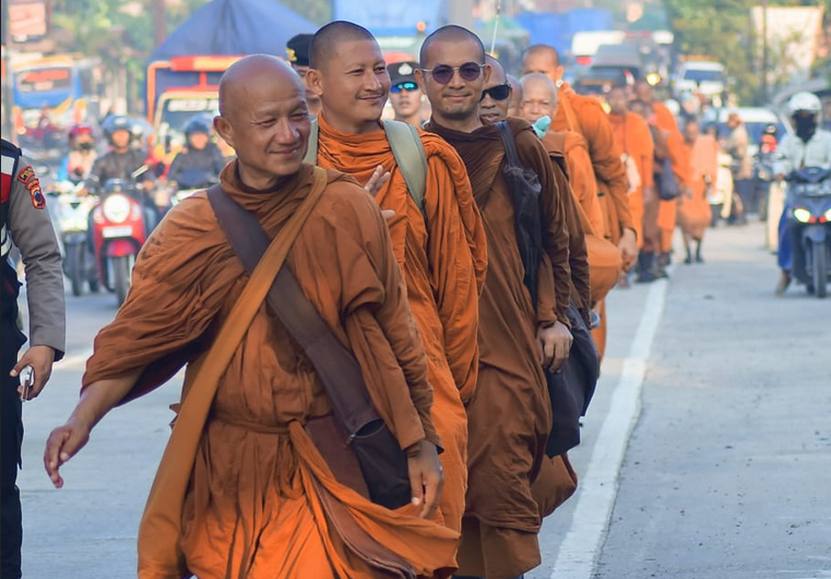 Perjalanan Makin Menantang, 32 Bhiksu Thudong Naik Turun Bukit hingga Sebrangi Sungai di Semarang