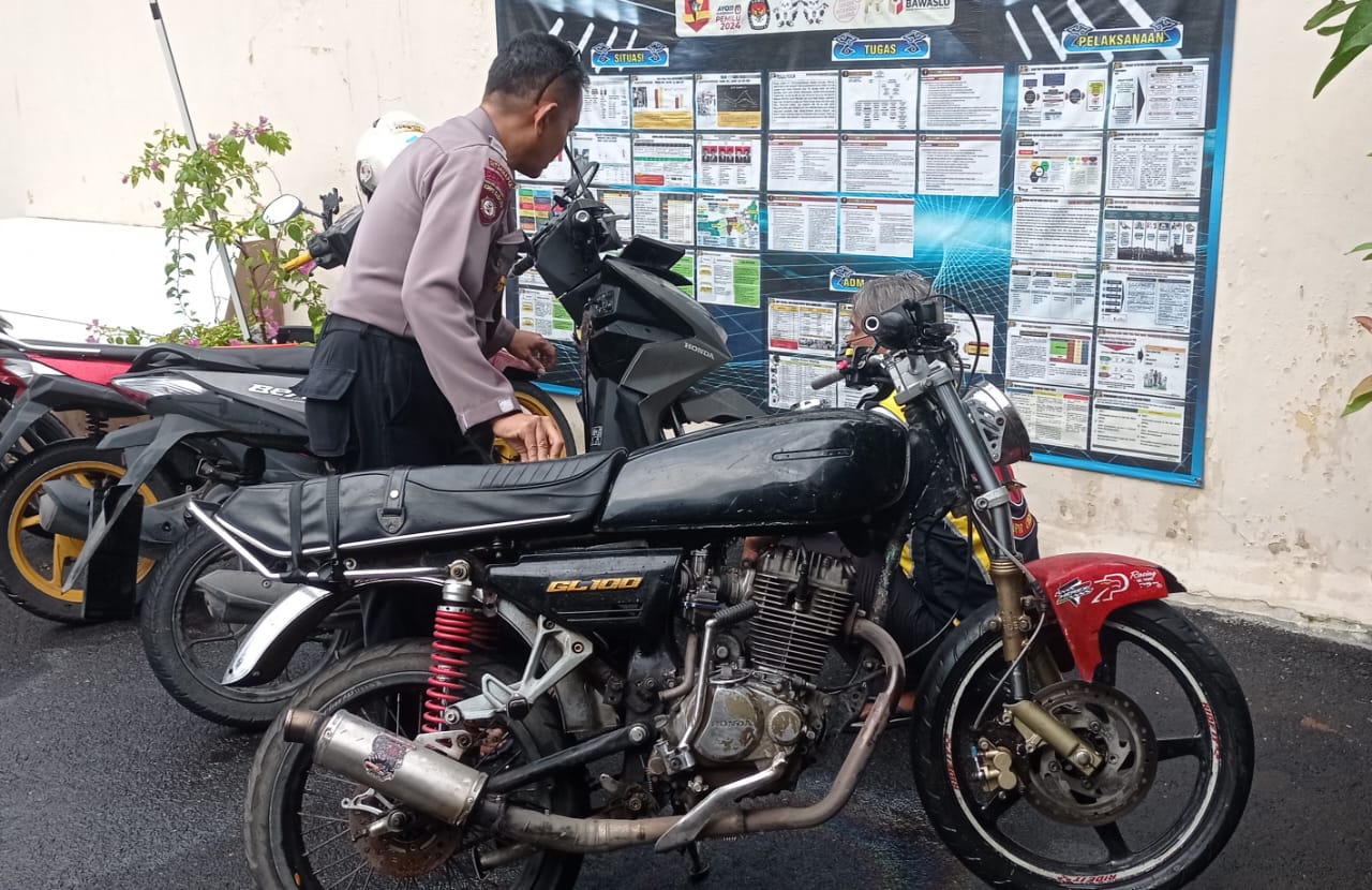 Honda Adu Bagong di Jl Perjuangan, Butuh 5 Orang Pisahkan Motor