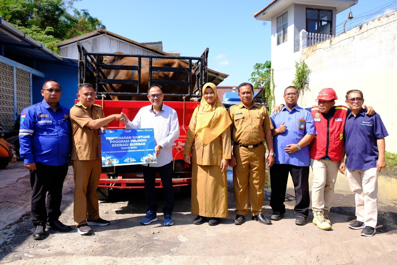 Pelindo Group Tebar Hewan Kurban untuk Warga Sekitar Pelabuhan 