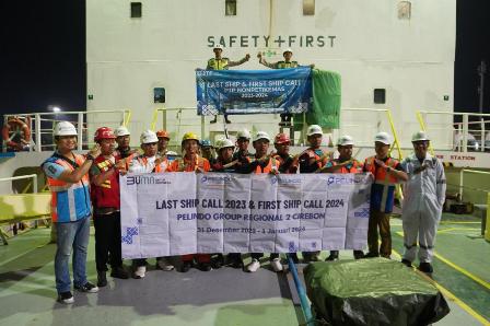 Pelindo Group Regional 2 Cirebon Berikan Apresiasi Last Ship Call 2023 dan First Ship Call 2024