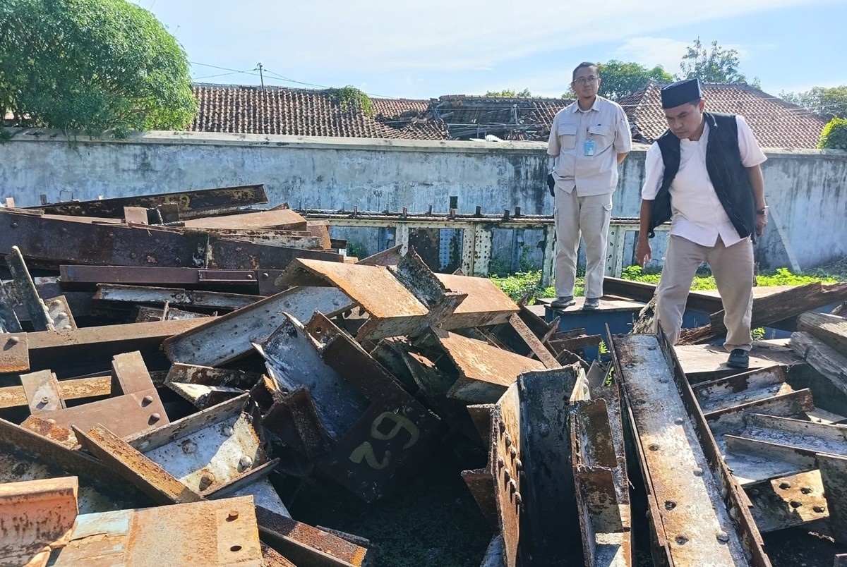 DPRD Cirebon Tinjau Rel Kereta Kuno yang Dibongkar, Kondisinya Bikin Umar Klau Prihatin