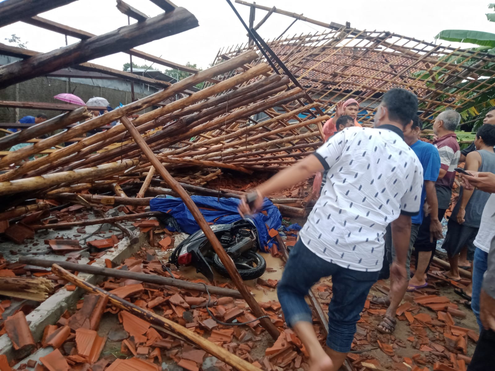 CUACA EKSTREM di Cirebon, Kurir Paket Tewas Tertimpa Bangunan Saat Berteduh di Plumbon