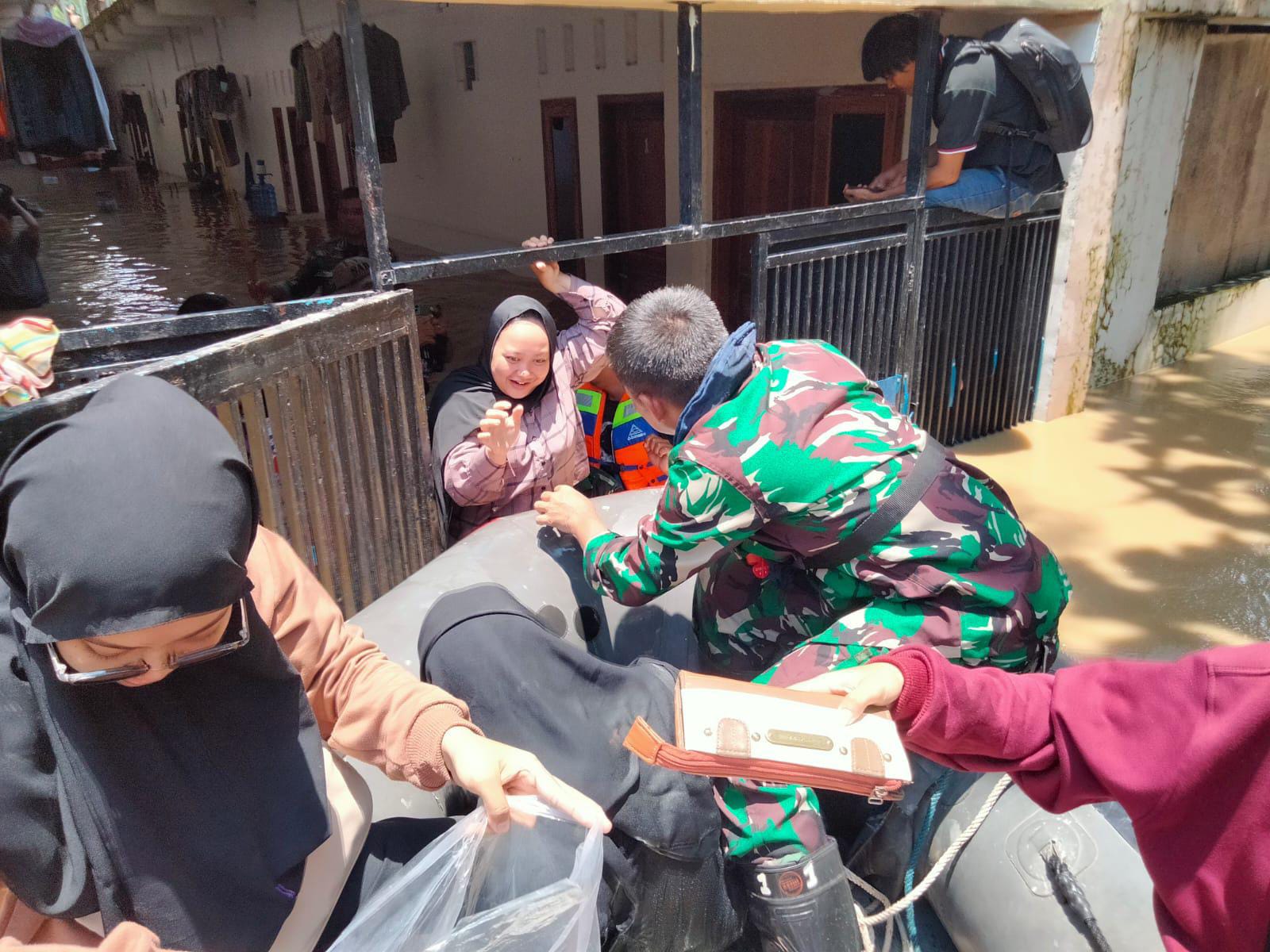 Banjir di Cirebon Timur, Lanal Cirebon Kerahkan Tim Siaga Banjir