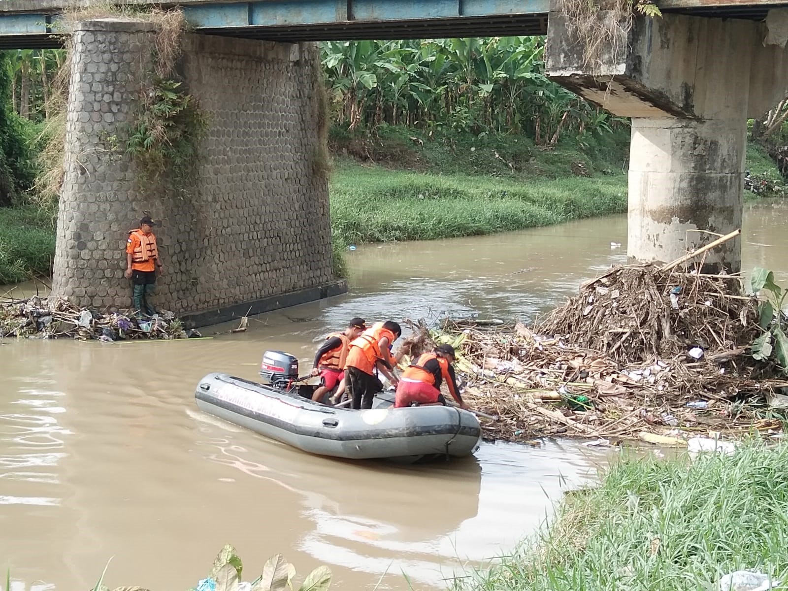 Santri yang Hanyut di Sungai Ciwaringin, Jenazah Ditemukan 