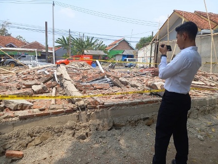 Tembok Bangunan Proyek Minimarket di Plumbon Ambruk Timpa 6 Orang Pekerja