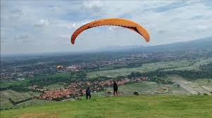 Adrenaline Seru di Majalengka! Harga Tiket Wahana Paralayang di Bukit Paralayang Majalengka