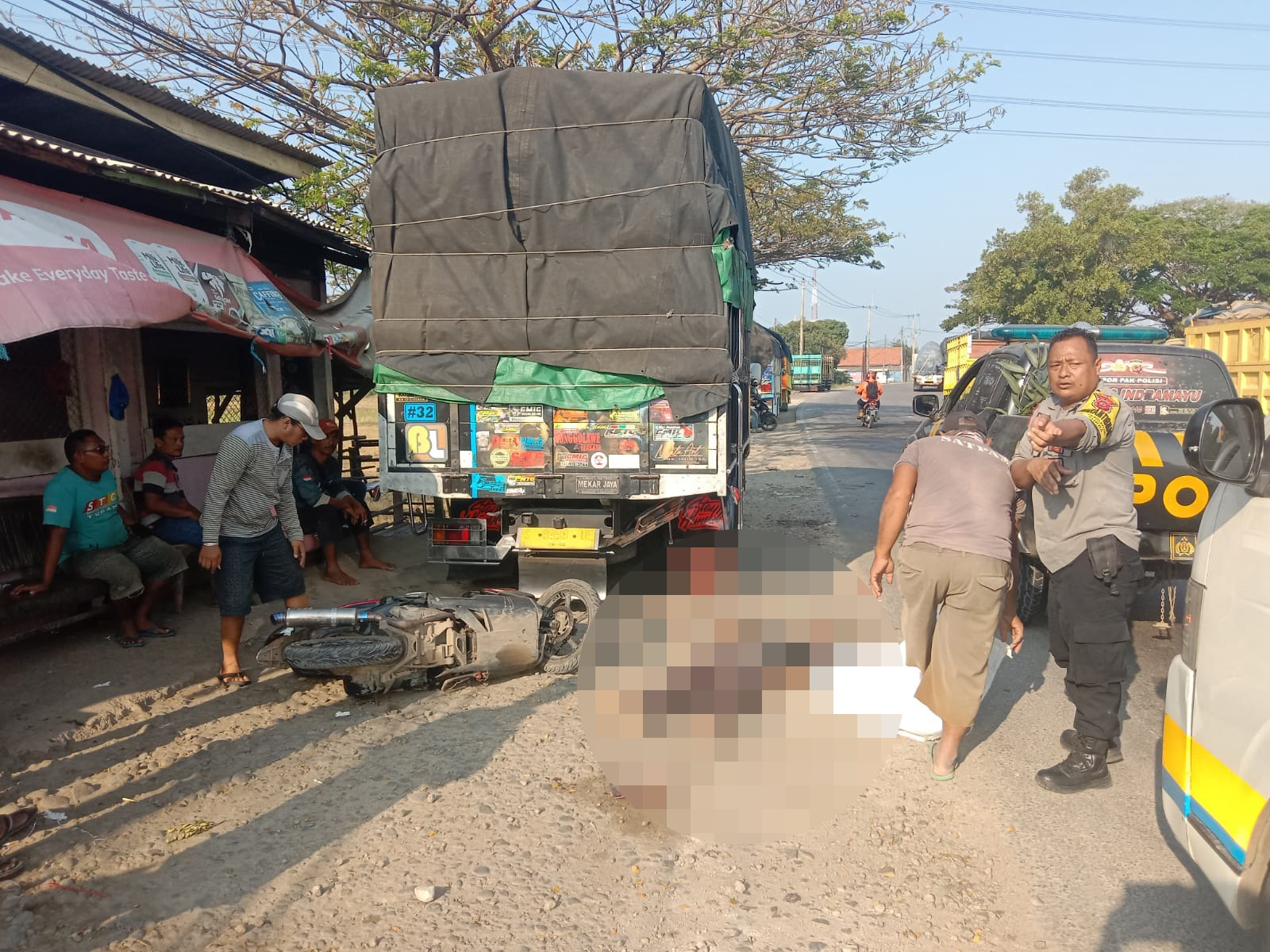Lakalantas di Indramayu, Pengendara Sepeda Motor Tabrak Belakang Truk