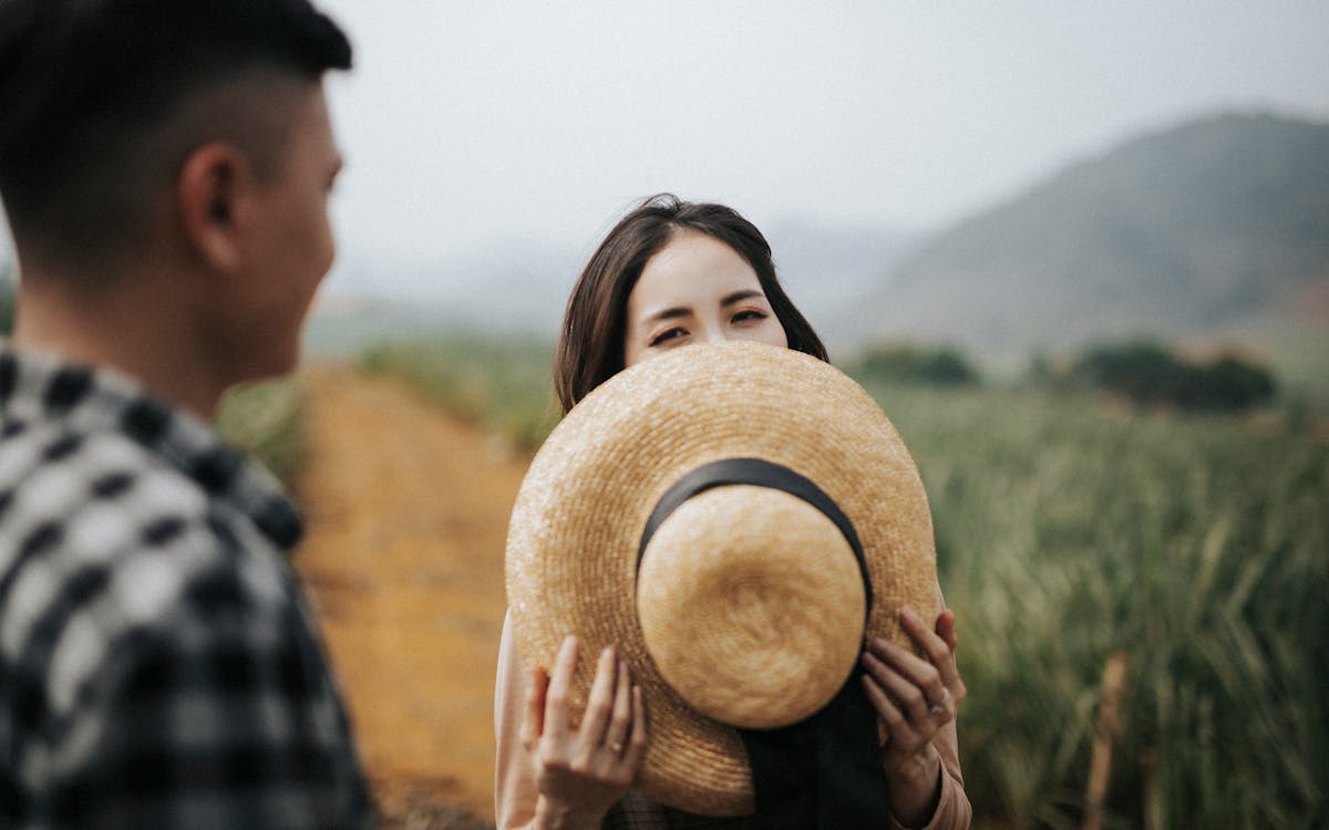 10 Trik Psikologi Menaklukan Hati Cewek Introvert, Nomor 7 Sering Luput dari Perhatian Cowok