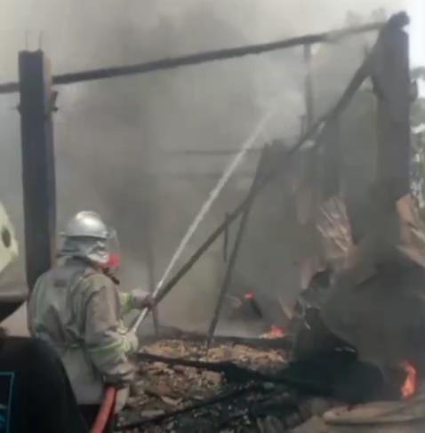 Sedang Libur, Tempat Daur Ulang Plastik di Depok Cirebon Kebakaran