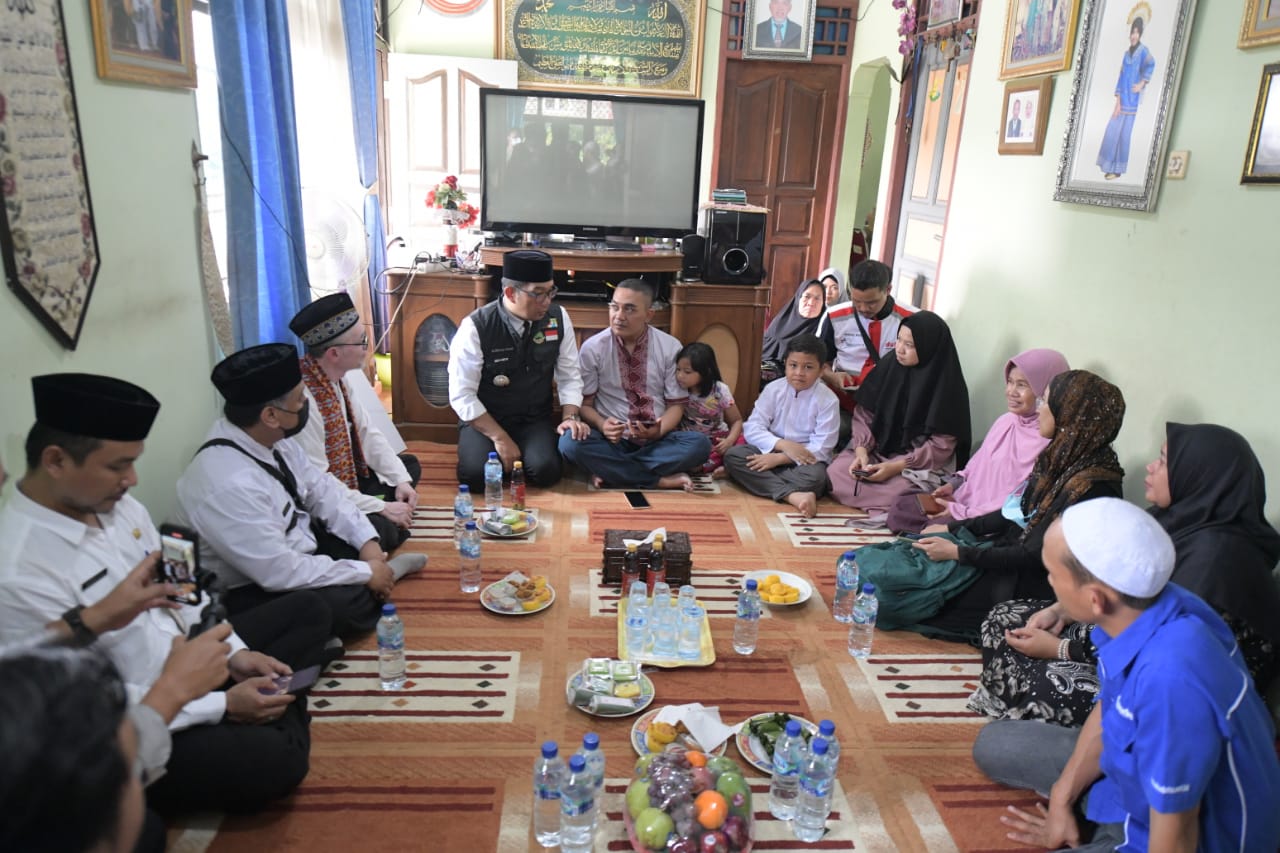 Ridwan Kamil Melayat ke Rumah Duka Amira, Korban hanyut di Curug Kembar Bogor 