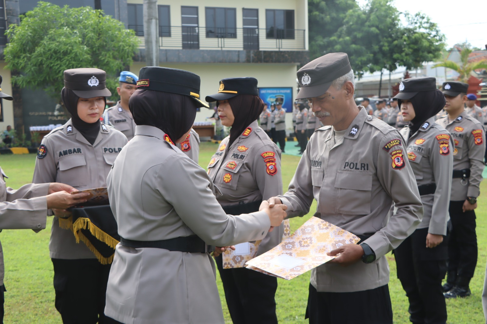 Kapolresta Cirebon Berikan Penghargaan dan Apresiasi Kepada Personil Berprestasi 