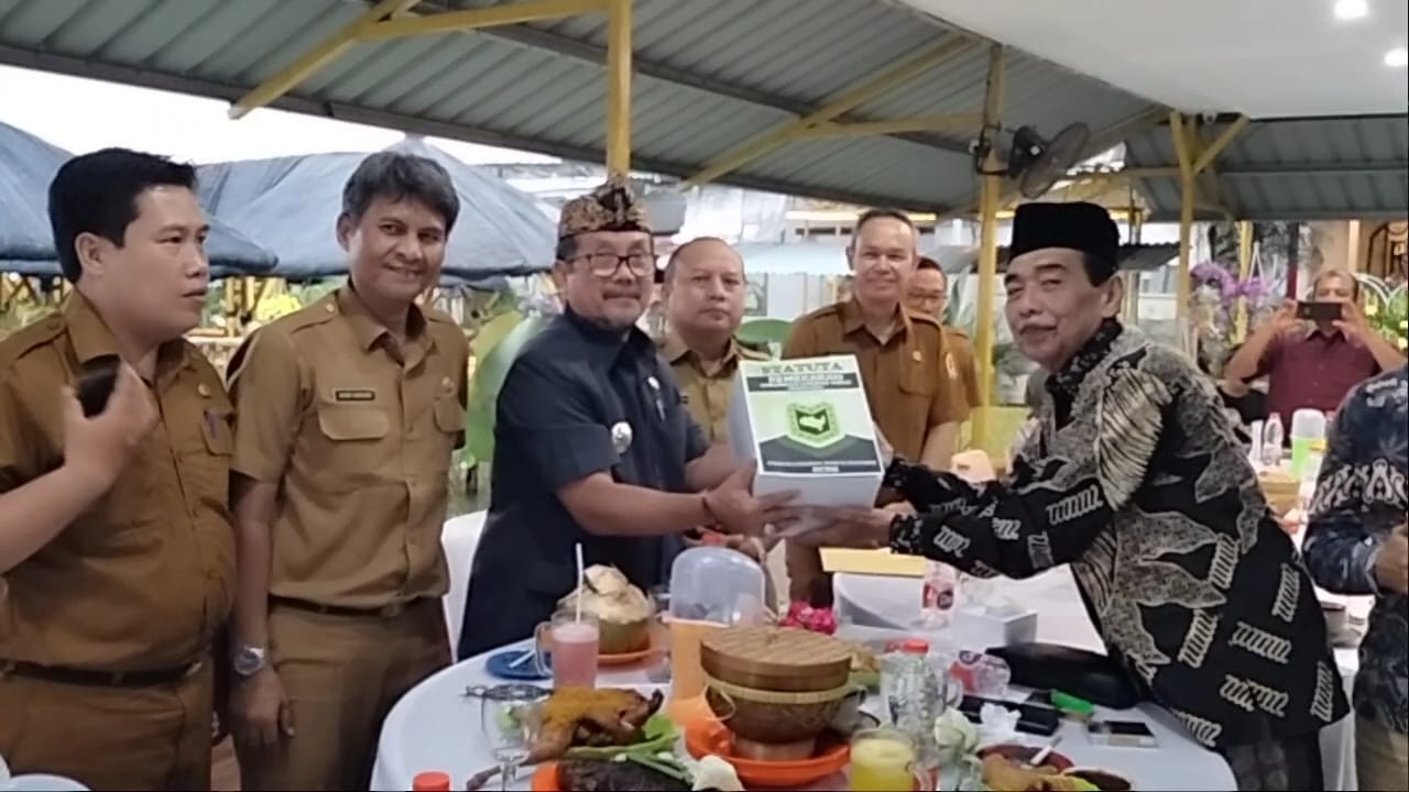 Terima Statuta Cirebon Timur dari Ketua FCTM, Bupati Imron Pastikan Dukung Pemekaran