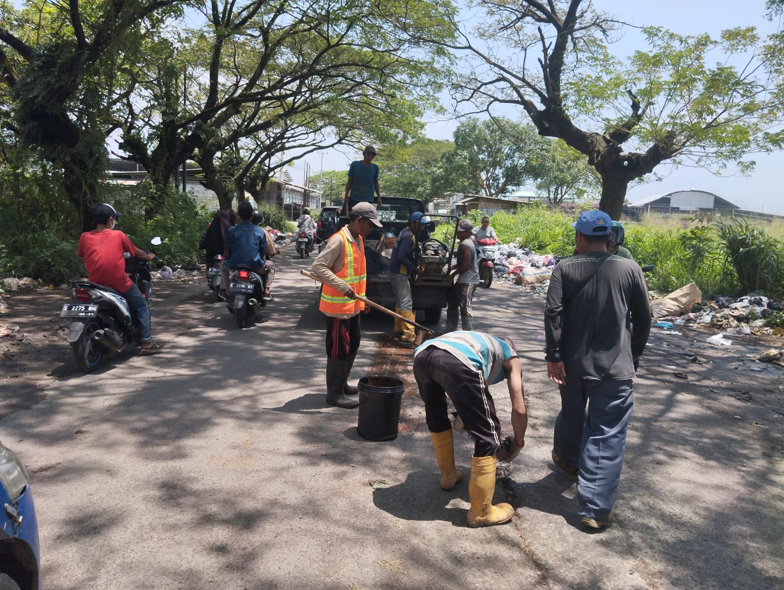 Jalan Astanajapura-Sindanglaut Kembali Ditambal, Camat Deni Harap Ada Betonisasi Permanen