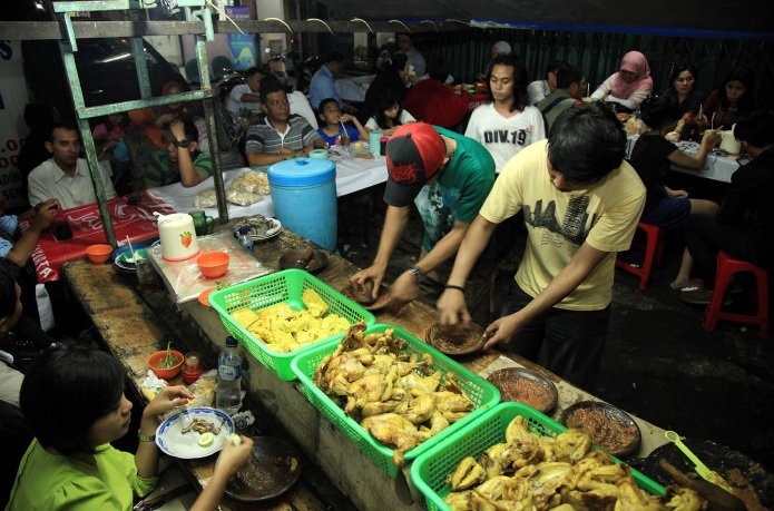 Bagi yang Sering Lewat Ke Sumber, Ada 3 Kedai Pecel Lele Terenak