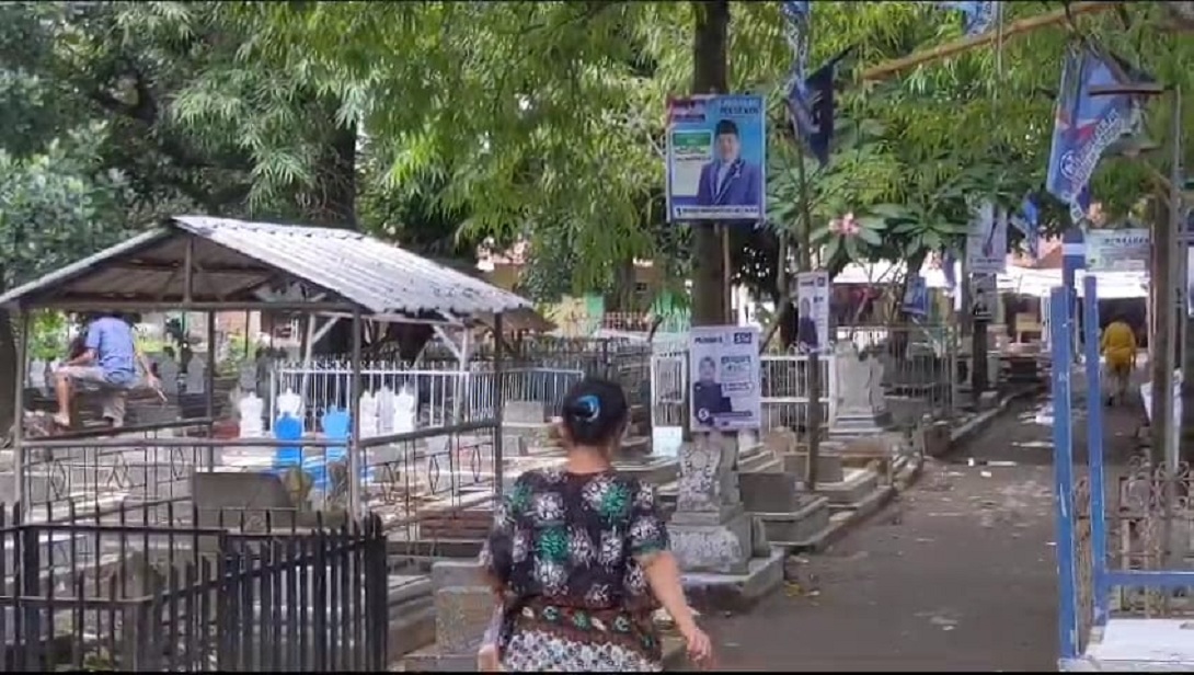 APK Caleg Bertebaran di Pemakaman Cirebon, Bawaslu Akan Bergerak