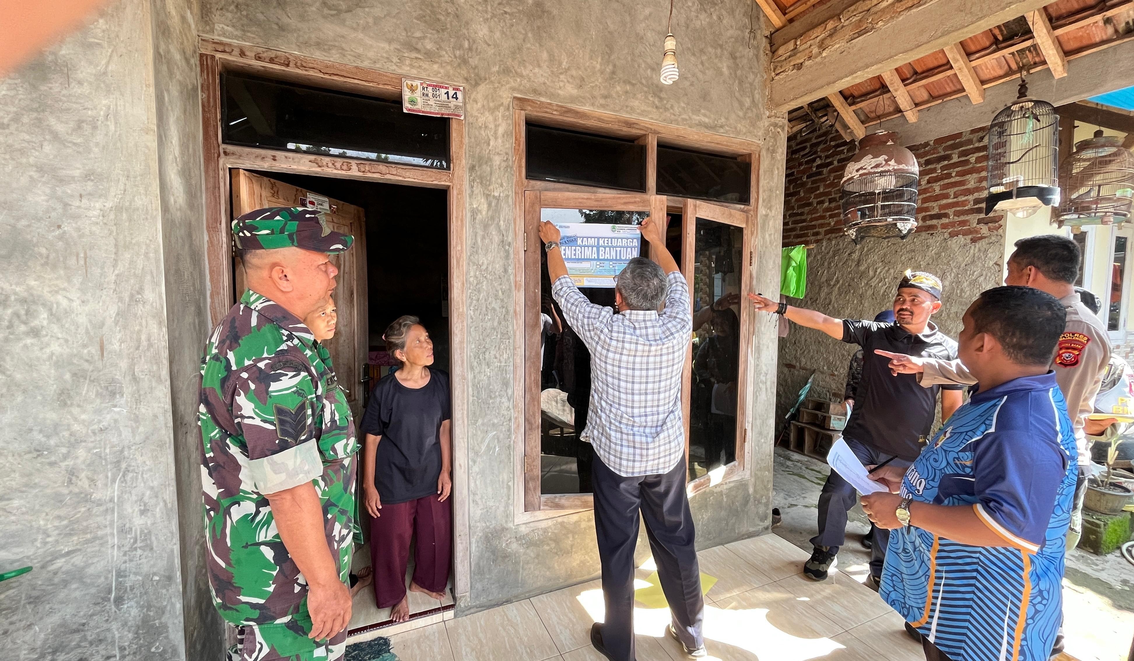 Stiker Penerima Bansos Jadi Inovasi Baru Pemcam Leuwimunding