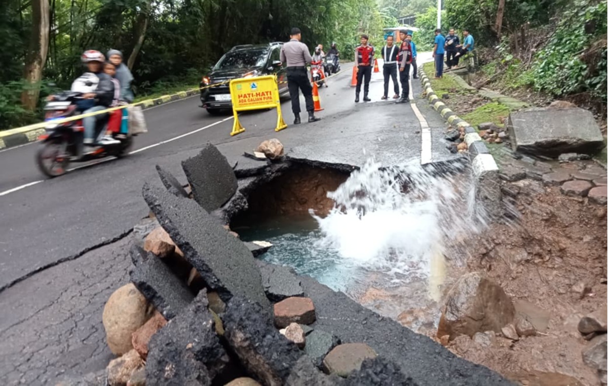 Bukan Pipa Belanda, Pipa PDAM Cirebon yang Bocor di Plangon Bantuan Swiss 1980