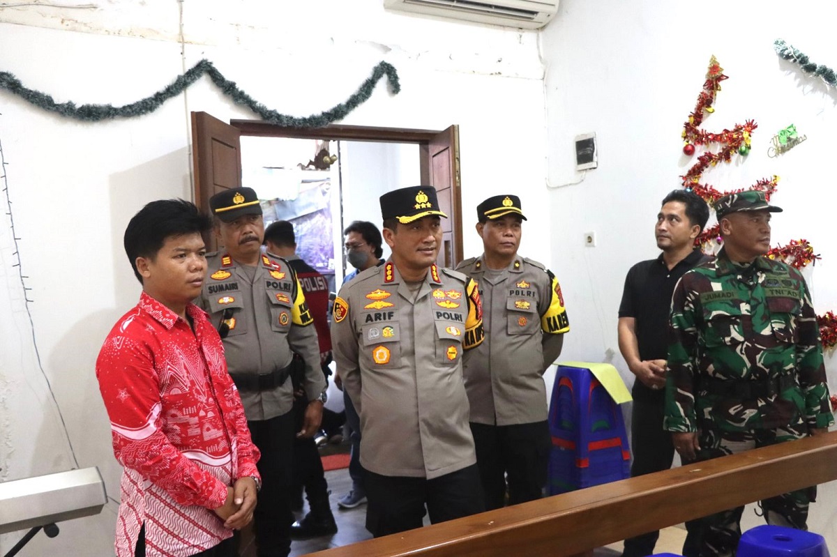 Kapolresta Cirebon Keliling Pantau Kemanan Sejumlah Gereja Jelang Ibadah Malam Natal 