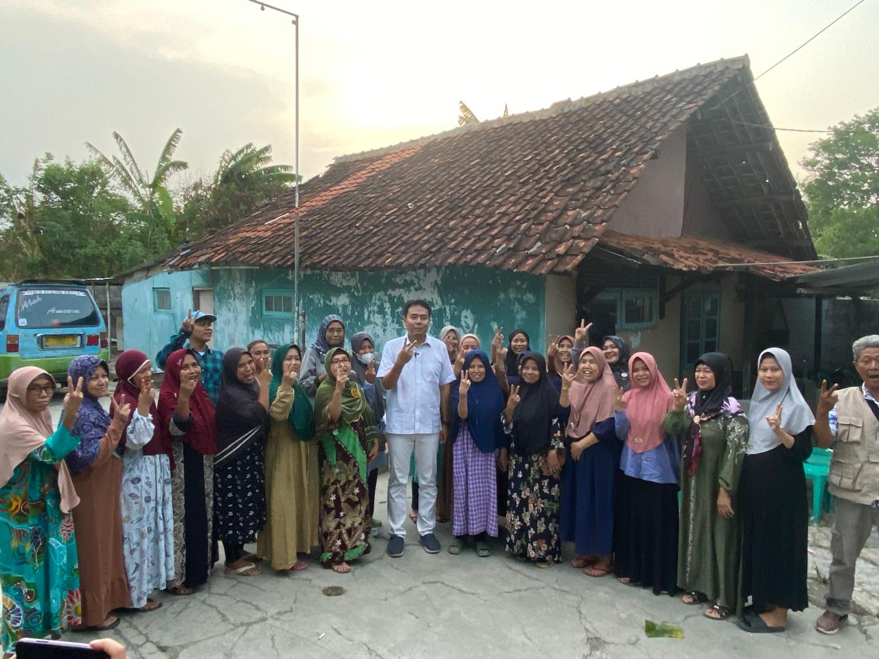 Cawalkot Cirebon Suhendrik Gencarkan Program Seragam Sekolah Gratis Hingga Akar Rumput