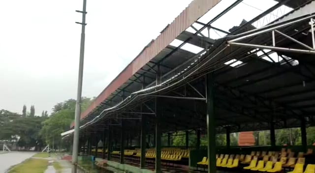 CUACA EKSTREM di Cirebon, Atap Stadion Ranggajati Terbang Terbawa Angin