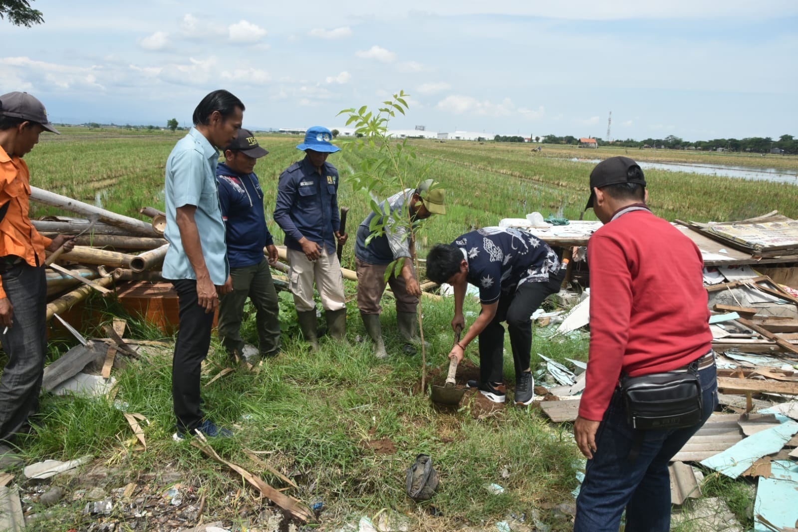 Cegah Banjir dan Bangunan Liar, Wabup Jigus Tanam Pohon 