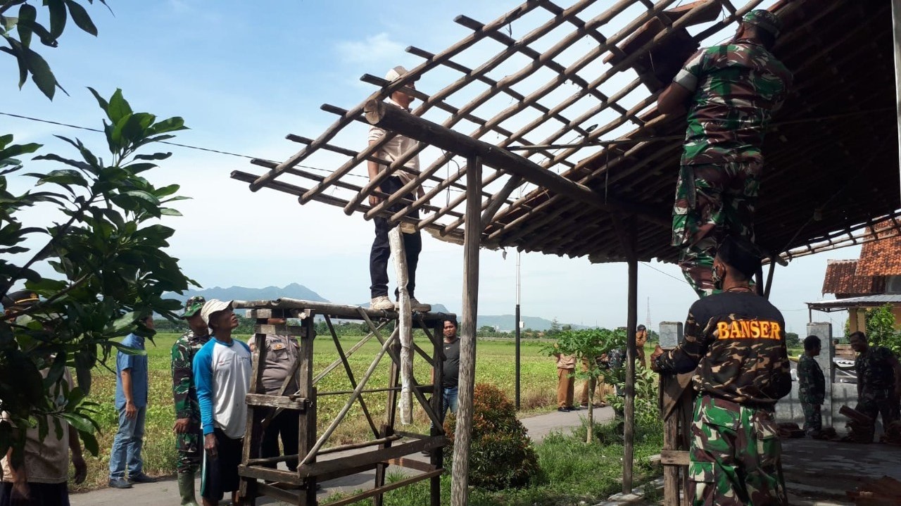 12 Rumah di Desa Cengkuang Palimanan Cirebon Rusak Disapu Angin 