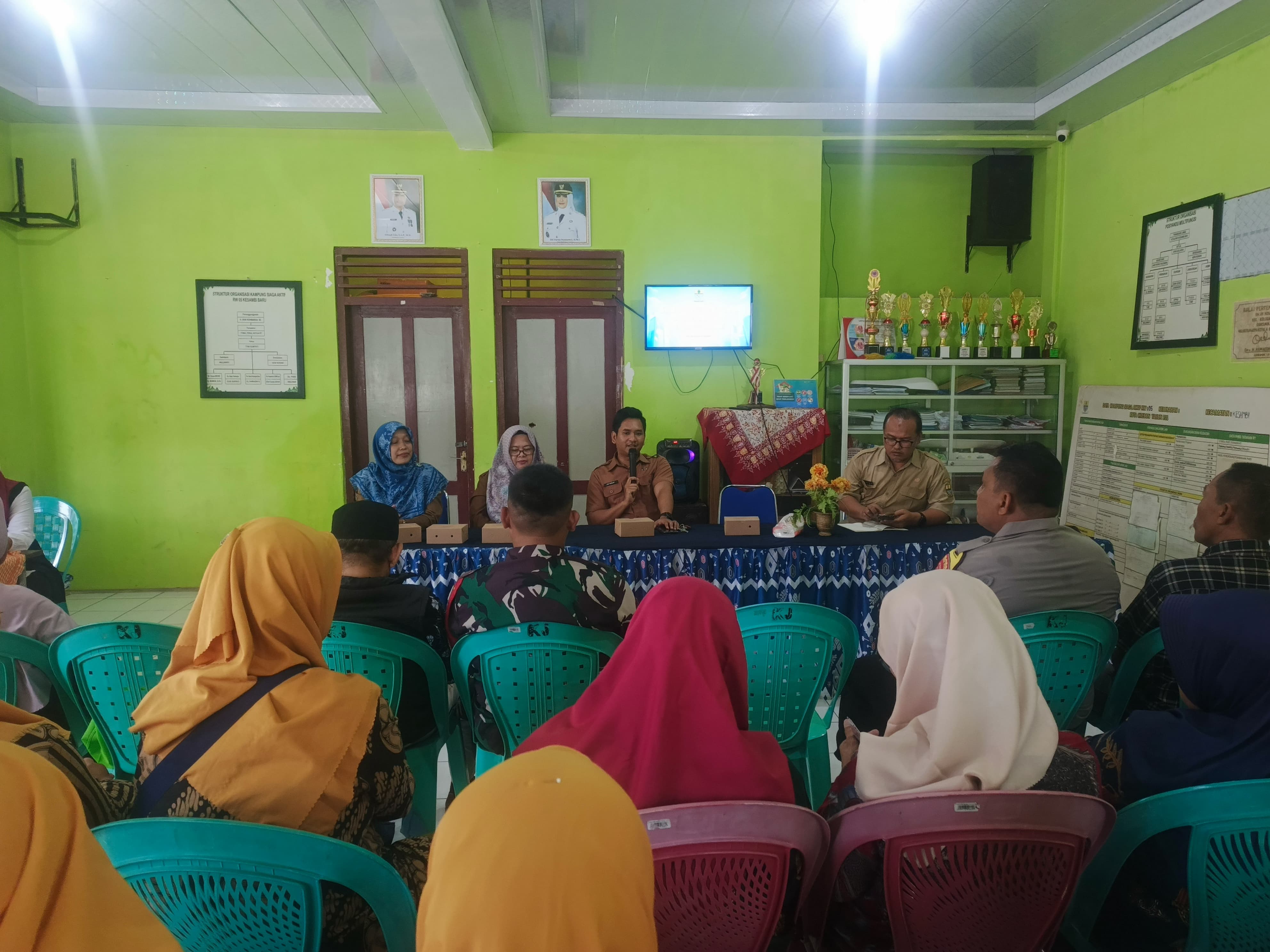 Babinsa Kelurahan Kesambi Hadiri Sosialisasi HIV/AIDS, Stunting, dan TBC Bersama Warga